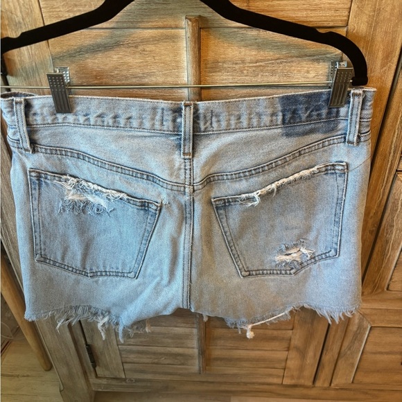 Abercrombie & Fitch Women’s Light Denim Mid Rise Bf  Shorts Distressed Size 28 - Picture 3 of 3